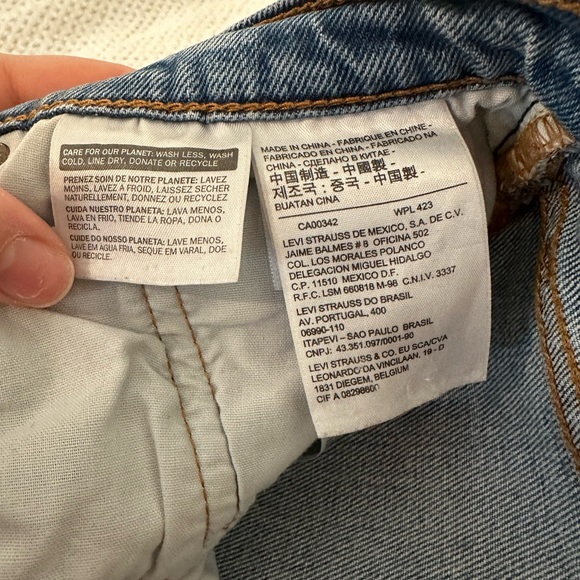 Distressed Levi’s blue jeans - Picture 3 of 4